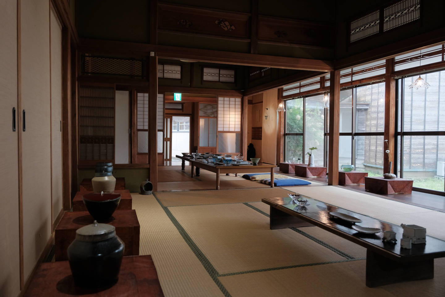 座卓と座布団が並ぶ畳の座敷